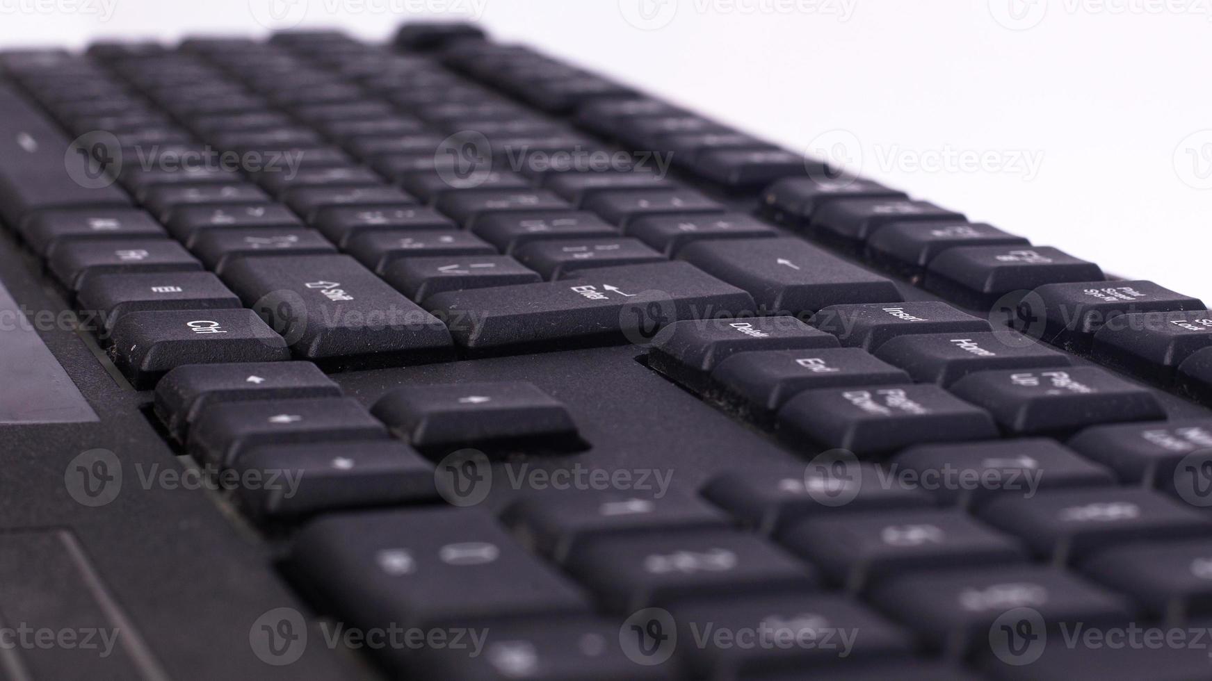 schwarze Tastatur zum Versenden von Nachrichten und zum Schreiben von Text auf einem Computer foto