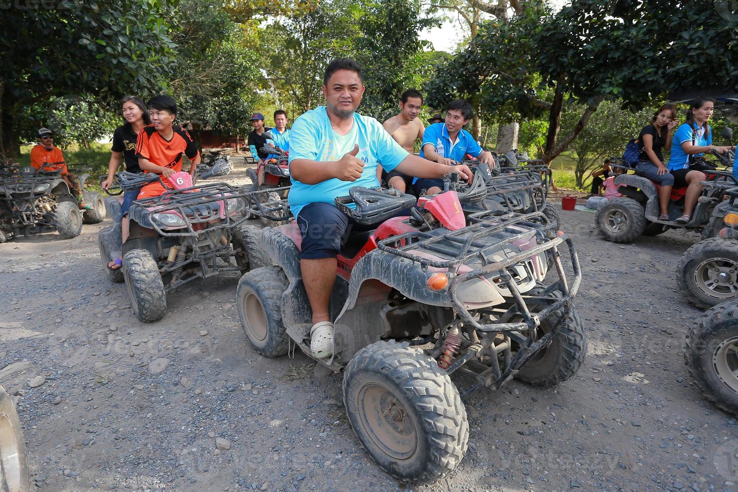 Nakhonnayok, Thailand - - Dezember 19 Touristen Reiten ein Fernseher zu Natur Abenteuer auf Schmutz Spur auf Dezember 19, 2015, Thailand. foto