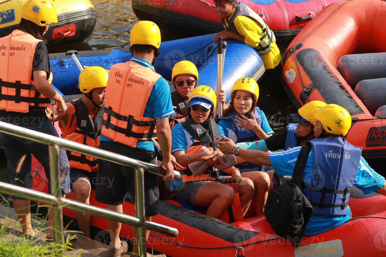 Nakhonnayok, Thailand, Dezember 19 Gruppe von Abenteurer tun Weiß Wasser Rafting beim Damm, auf Dezember 19, 2015, die Fluss ist Beliebt zum es ist szenisch Natur Sicht. foto