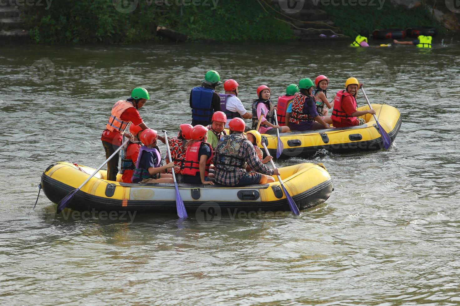 Nakhonnayok, Thailand, Dezember 19 Gruppe von Abenteurer tun Weiß Wasser Rafting beim Damm, auf Dezember 19, 2015, die Fluss ist Beliebt zum es ist szenisch Natur Sicht. foto