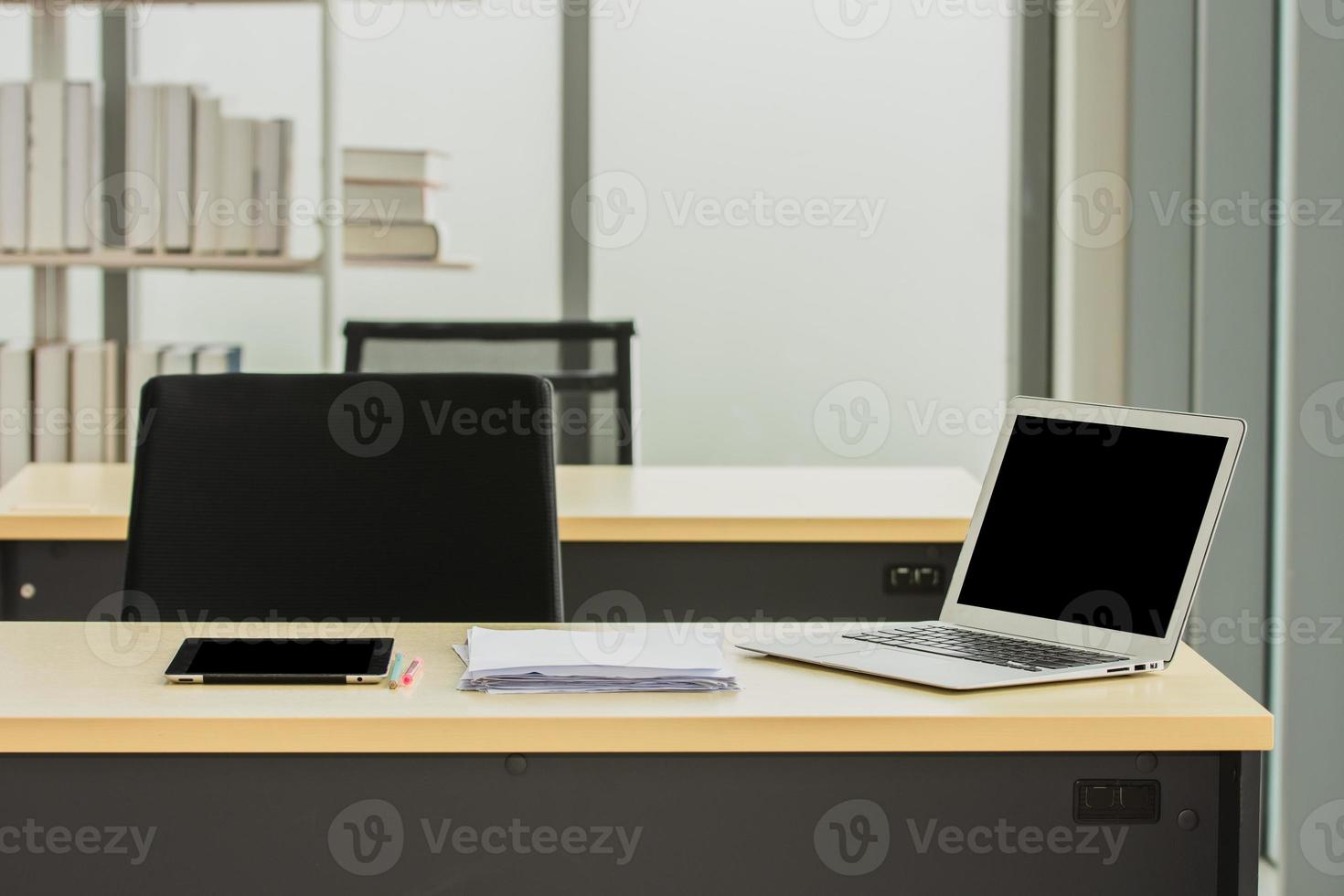 Computer Notizbuch auf Schreibtisch im Büro foto