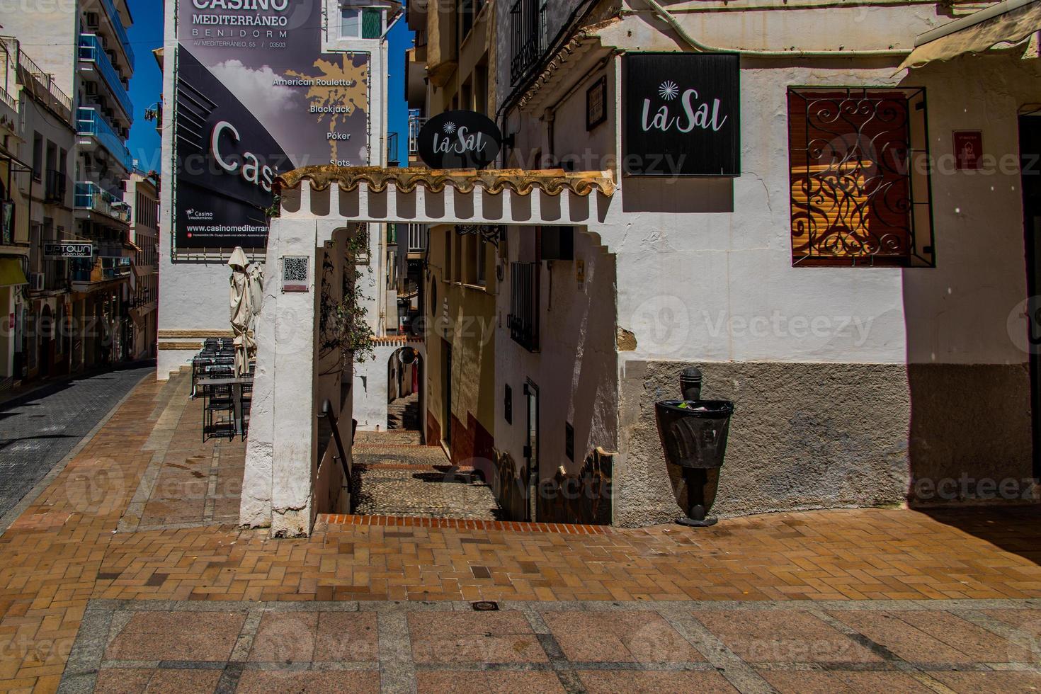 eng Straßen im das alt Stadt, Dorf von Benidorm, Spanien auf ein warm Sommer- Tag foto