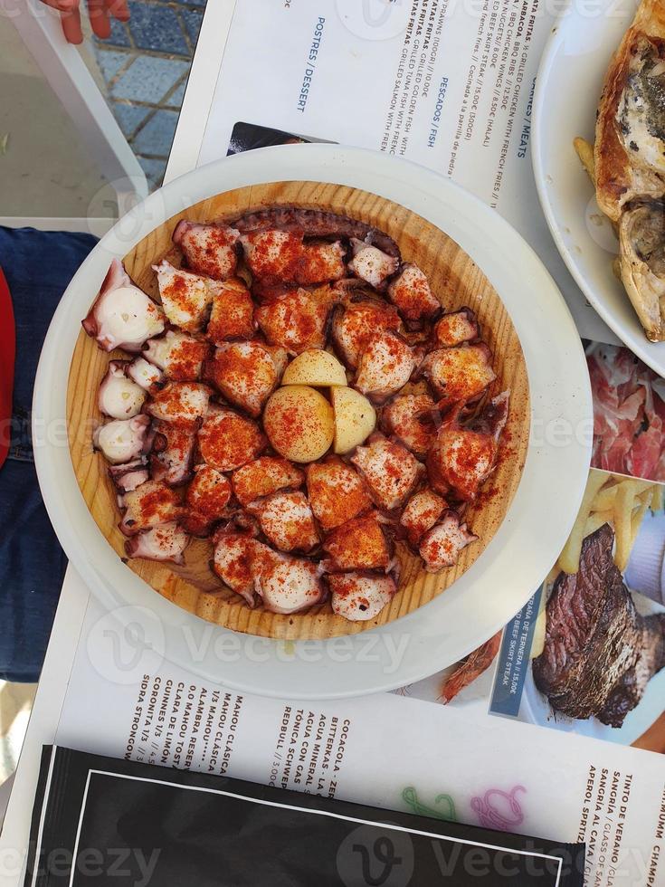 Spanisch Gericht galizisch Stil Tintenfisch mit Kartoffeln beim Restaurant foto