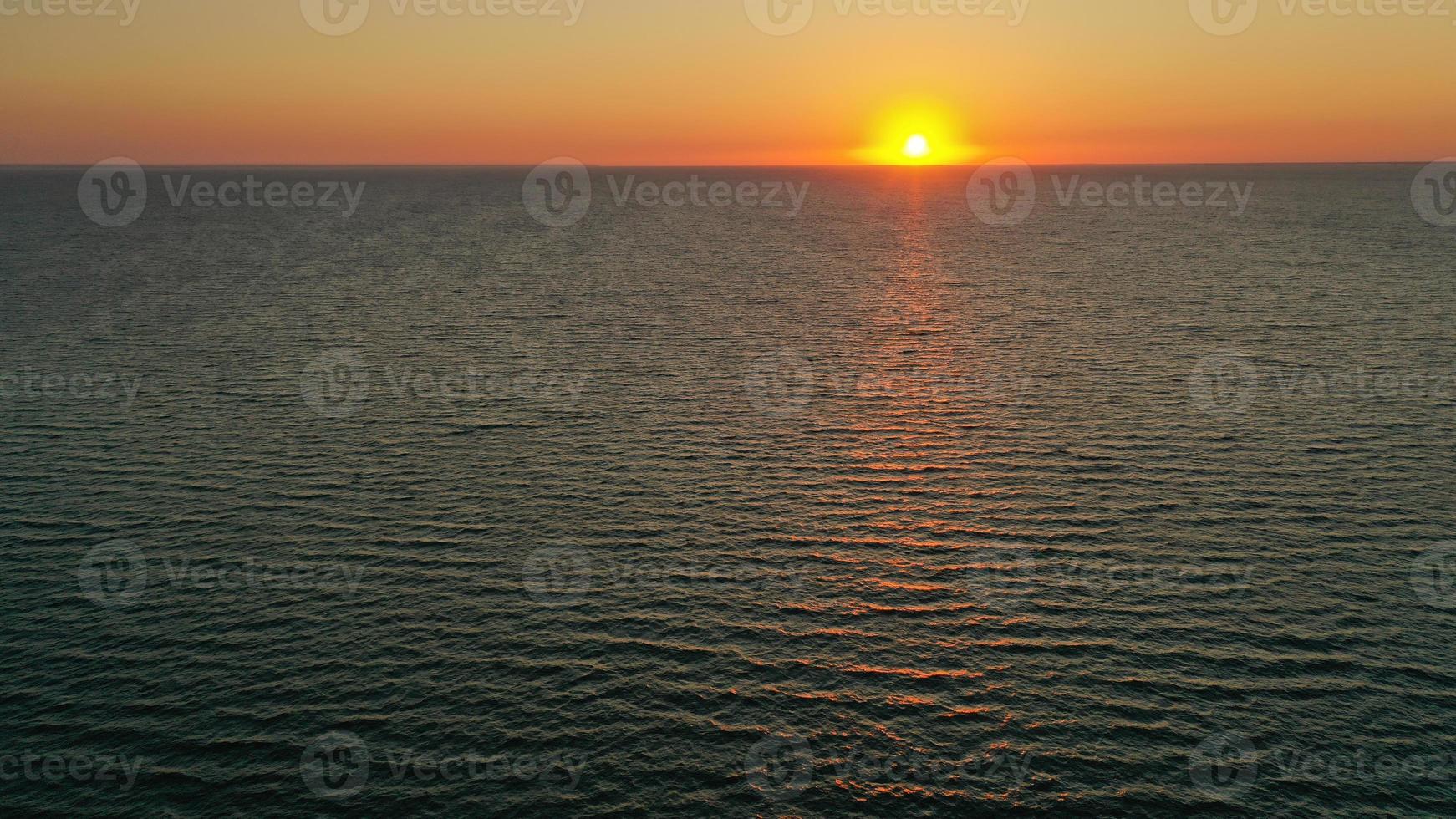 schöner Sonnenaufgang über dem Horizont. Luftaufnahmen. Sonnenaufgang im Ozean. foto