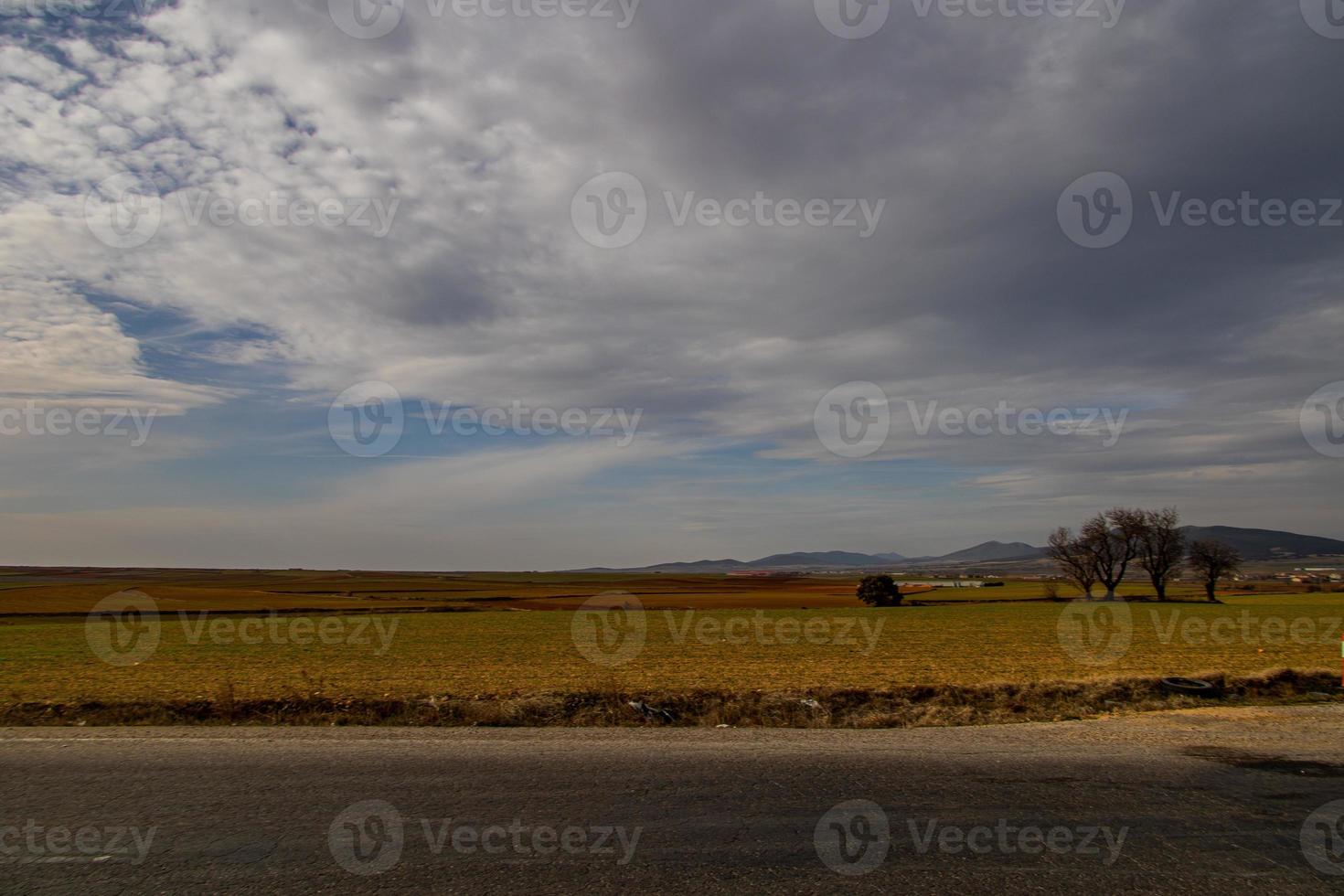 heiter minimalistisch Landschaft Aragon Spanien im Winter Tag foto