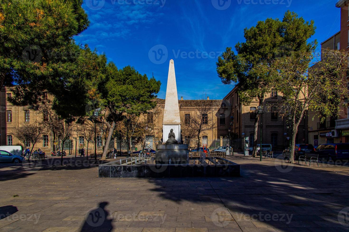 ein Statue im Vorderseite von ein Theater im das Stadt von Saragossa, Spanien auf ein sonnig Tag foto