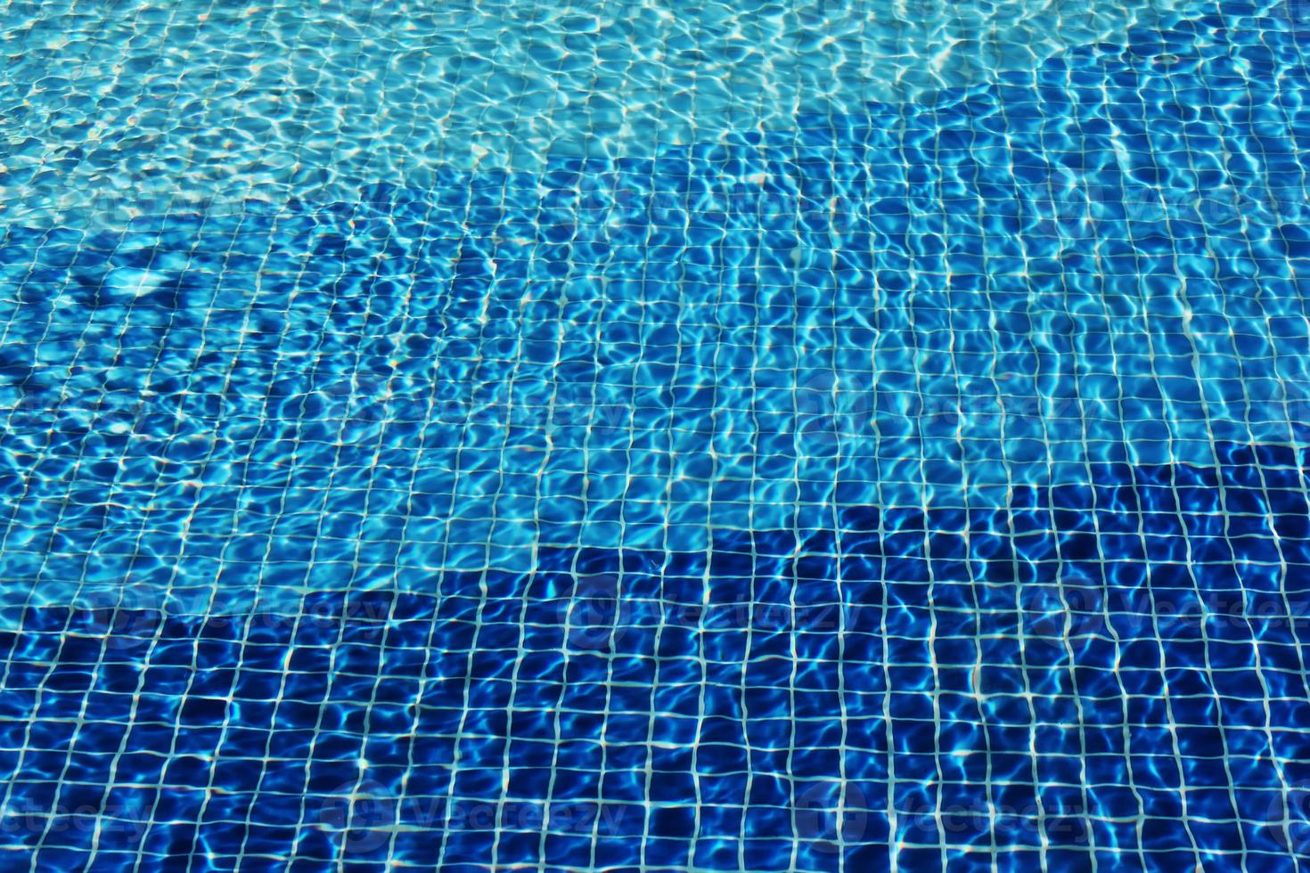 Schwimmbad Mosaikboden Ätzmittel welliges Meerwasser. fließen mit Wellen, Sport und Entspannungskonzept. Sommerhintergrund. die Textur der Wasseroberfläche. Draufsicht. foto