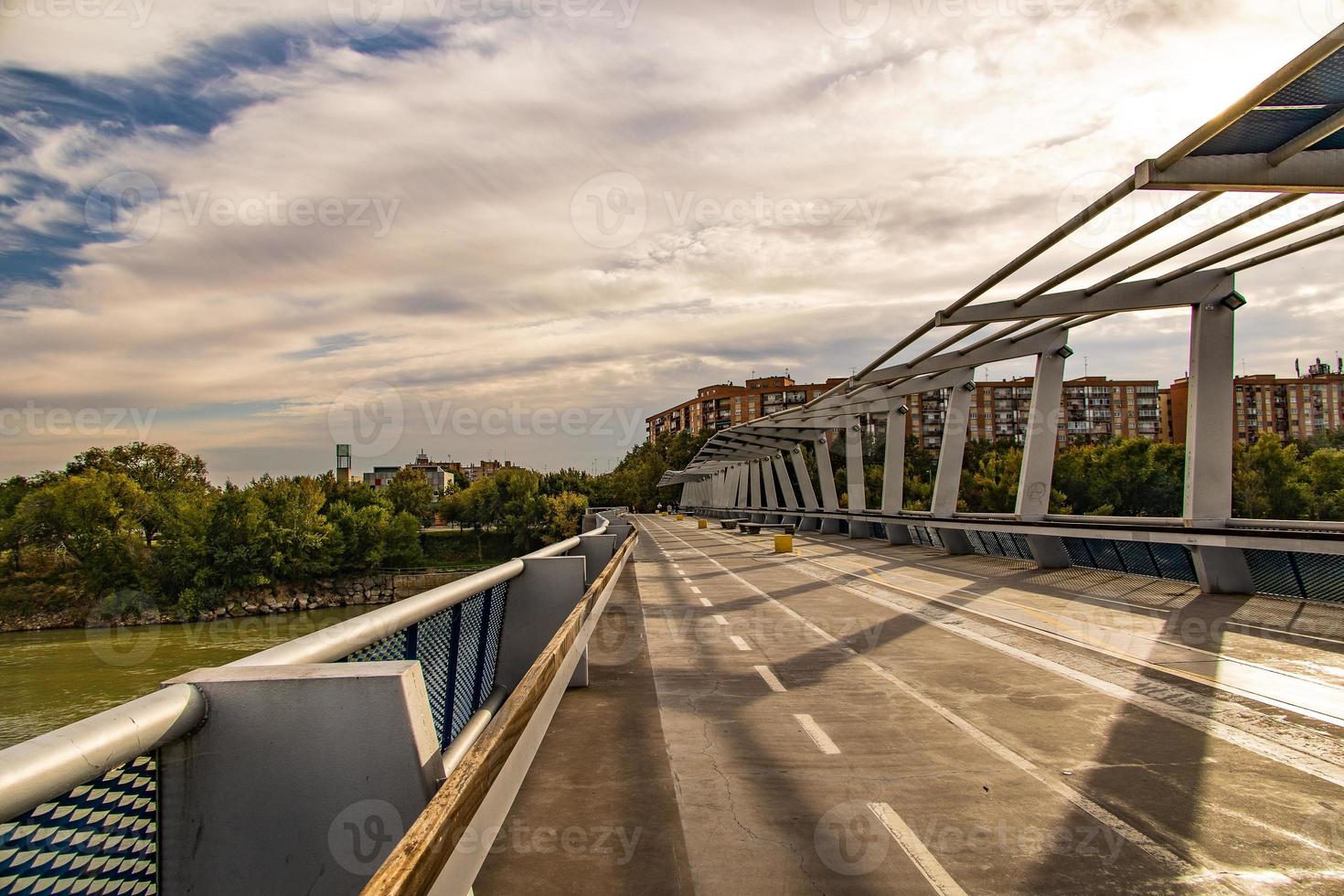 Landschaft von das Fußgänger Brücke von Saragossa im ein schön Herbst Tag foto