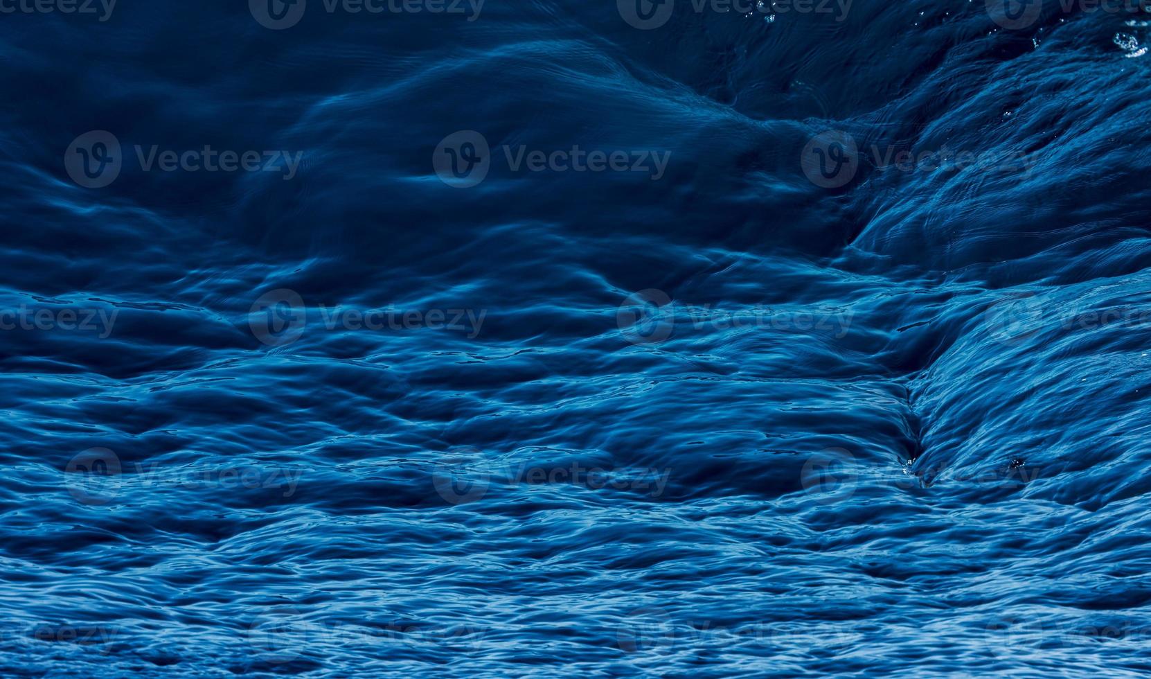 Hintergrund eines blauen Meeres mit interessanten Wellen. blaue Seelandschaft. foto