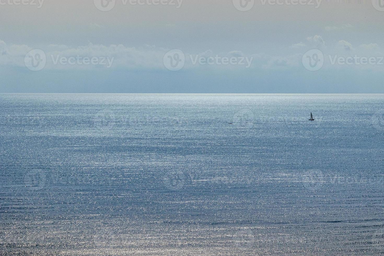 Ruhe Blau Strand Landschaft mit Wasser und Himmel und Segelboote foto