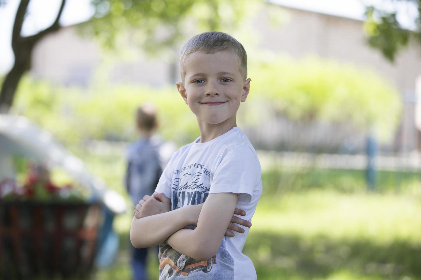 Fototermin im kindergarten.porträt von ein Junge von Kindergarten auf das Straße. foto