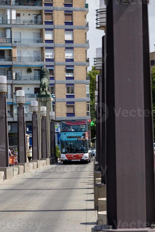 historisch Stein Brücke im Saragossa Spanien mit der Verkehr auf ein Sommer- Tag foto