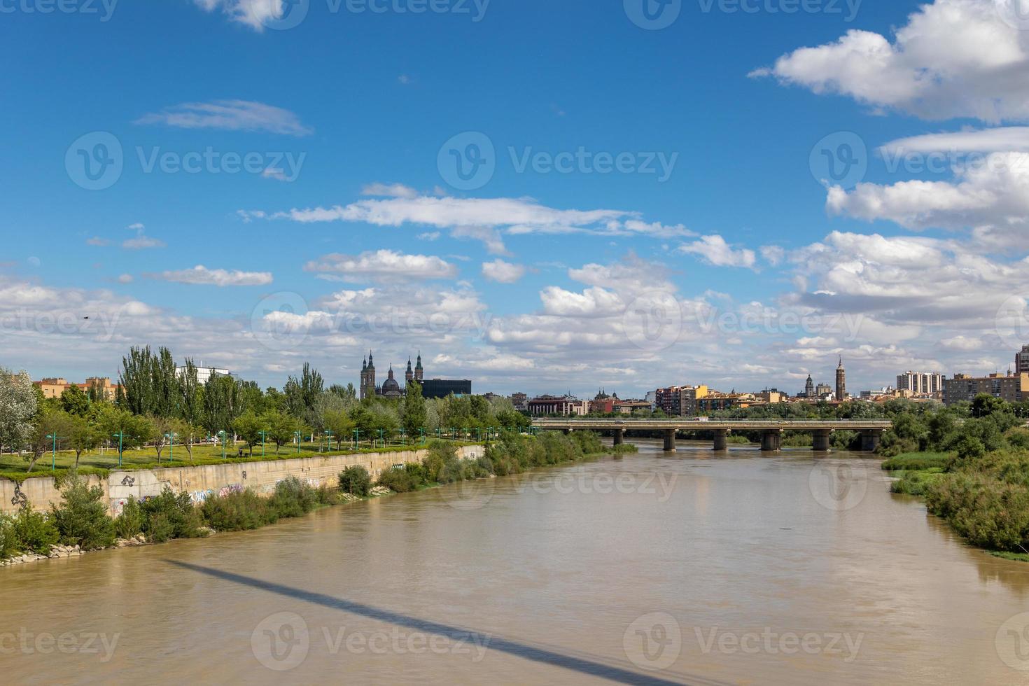 Sommer- Landschaft auf ein sonnig Tag Aussicht von das ebro Fluss und Brücken im Saragossa, Spanien foto