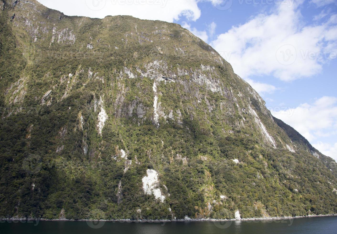 Fjordland National Park steil bergig Ufer foto