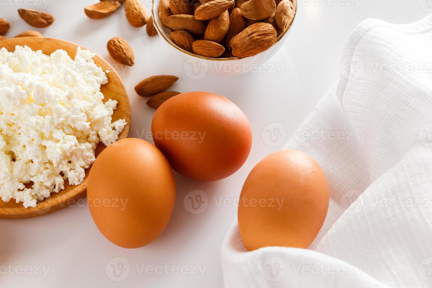 Eier, Käse und Nüsse auf weißem Hintergrund foto