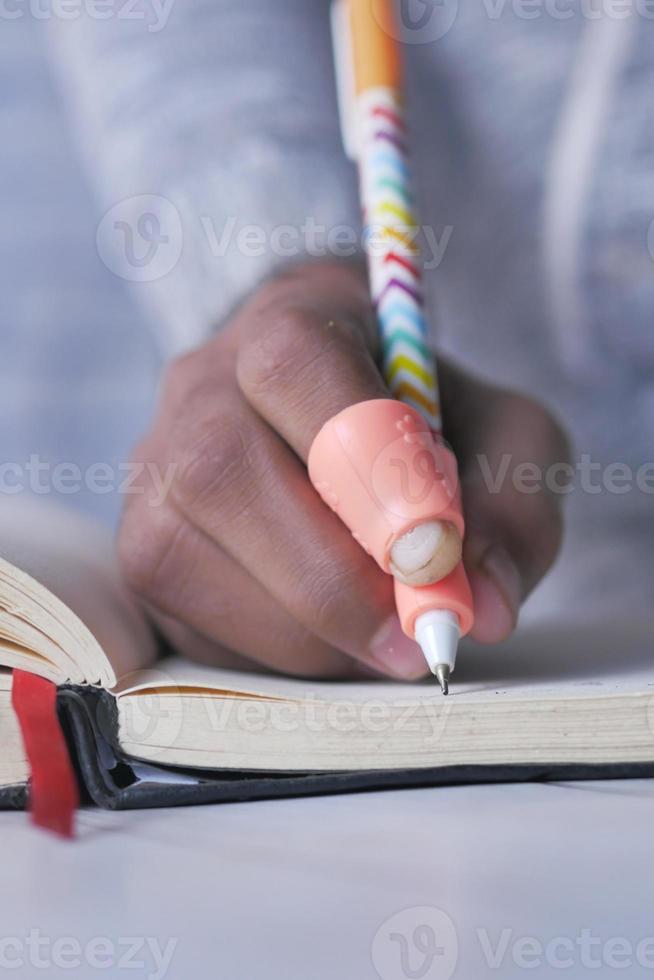 Kind mit Schreibkorrektor Stifthalter Haltungen Griff foto