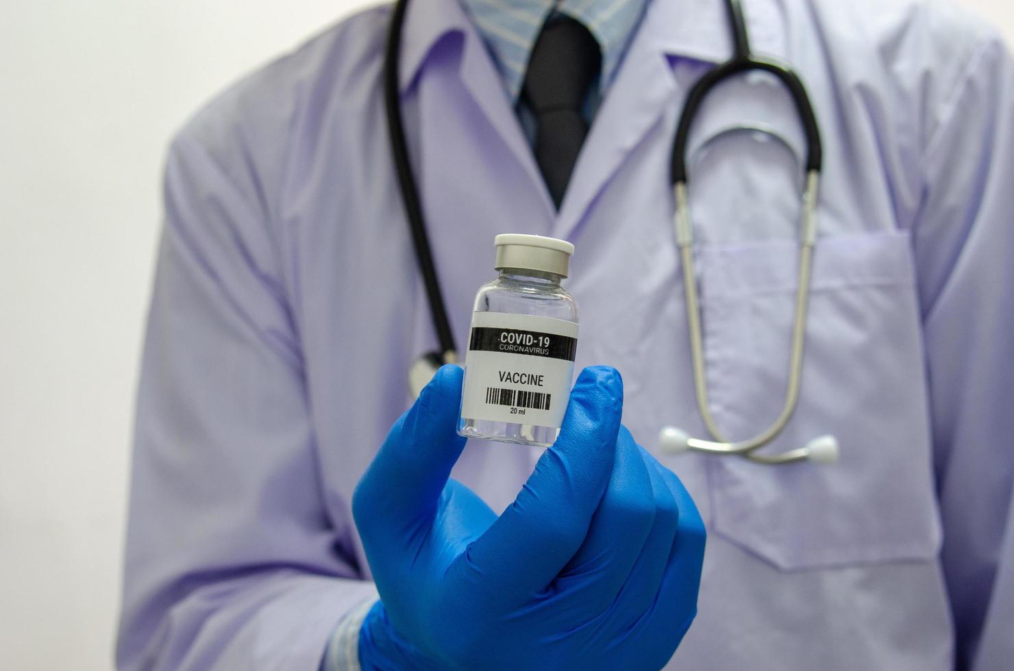 Arzt oder hält einen Covid-19-Impfstoff abscheulich foto
