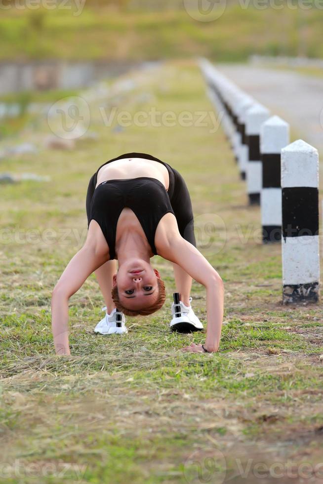 jung Mädchen tun Yoga Fitness Übung Morgen Sonnenaufgang draussen im das Wiese schön Berge Landschaft. Meditation und entspannen. foto