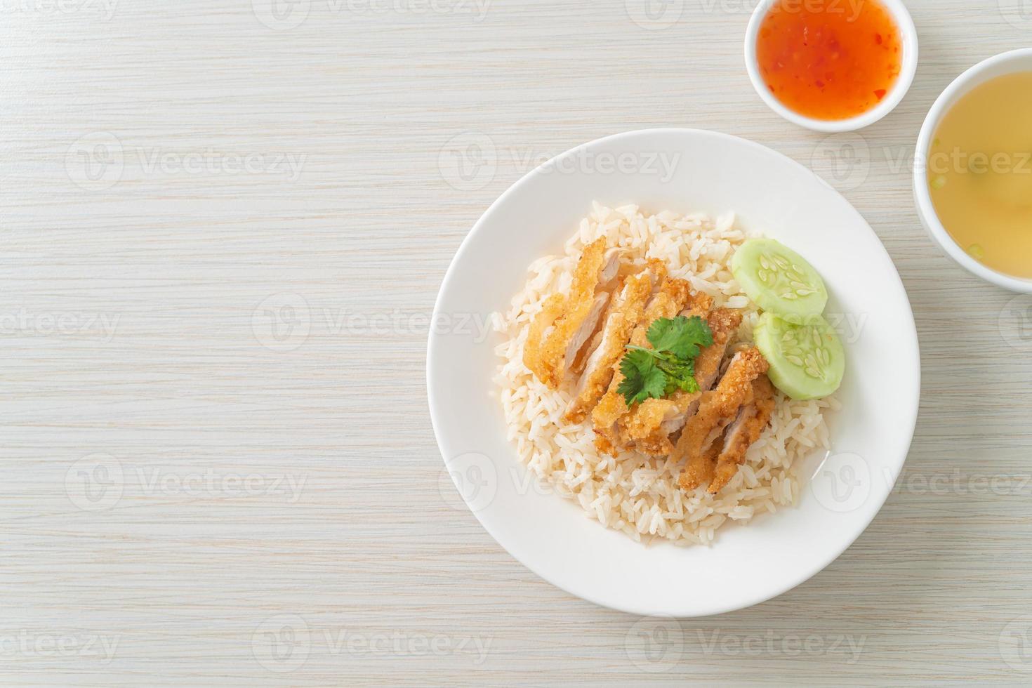 gedämpfter Reis mit gebratenem Hühnchen oder hainanischem Hühnchenreis foto