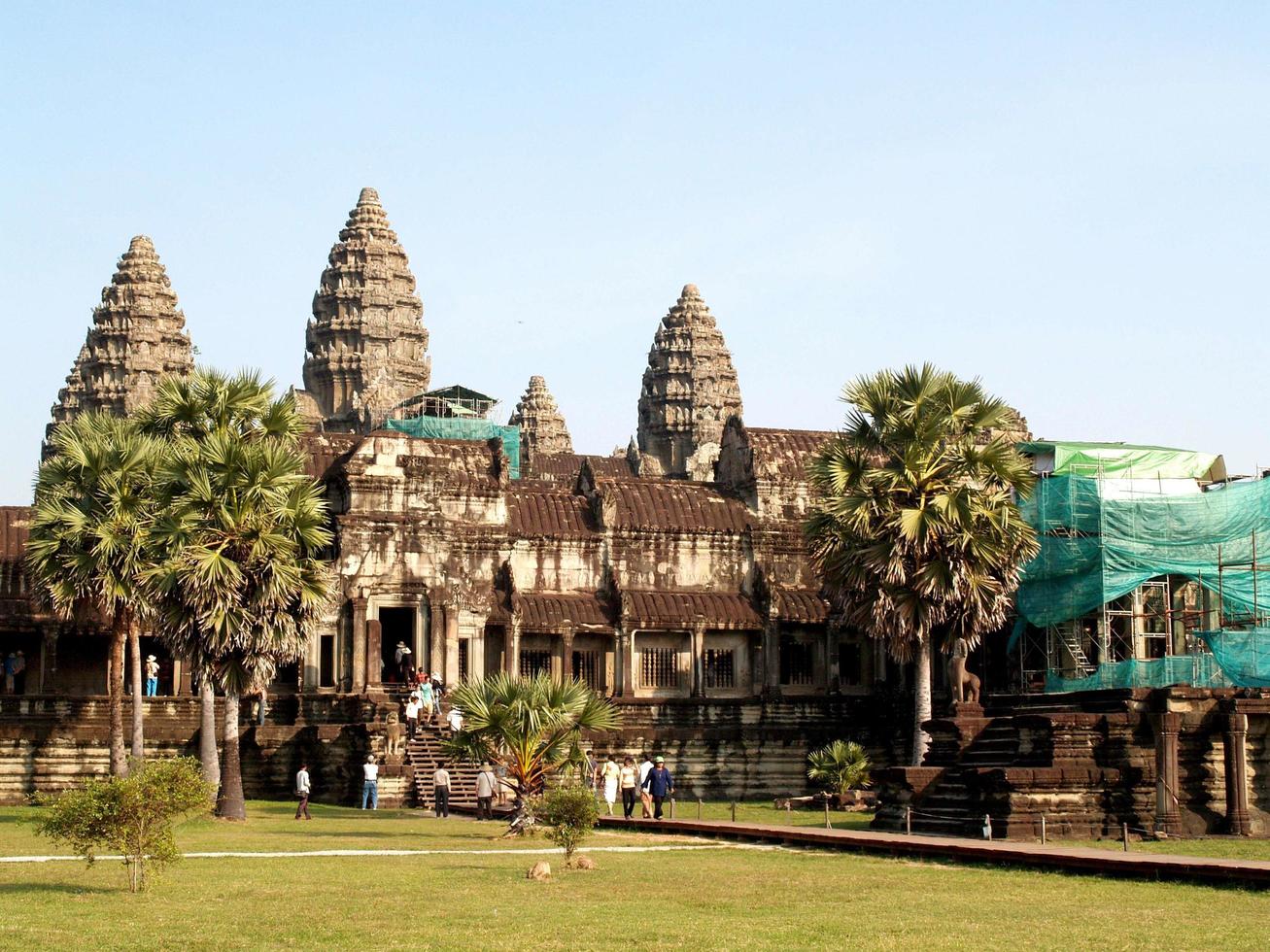 Siem Reap, Kambodscha, 2021 - Touristen, die die Ruinen von Angkor thom besichtigen foto