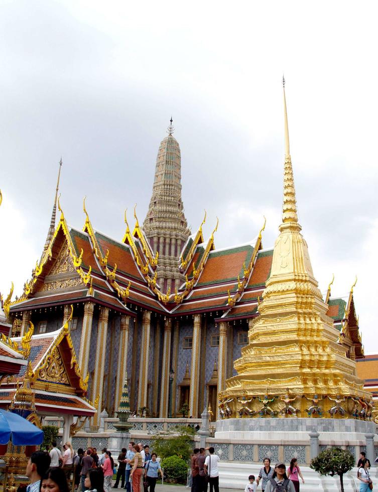 bangkok, thailand, 2021 - touristen, die das wat phra kaew besuchen foto