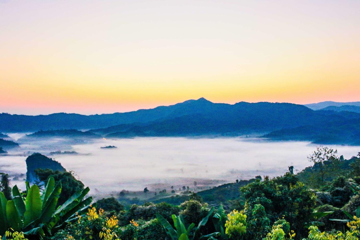 nebliger Sonnenaufgang in Thailand foto