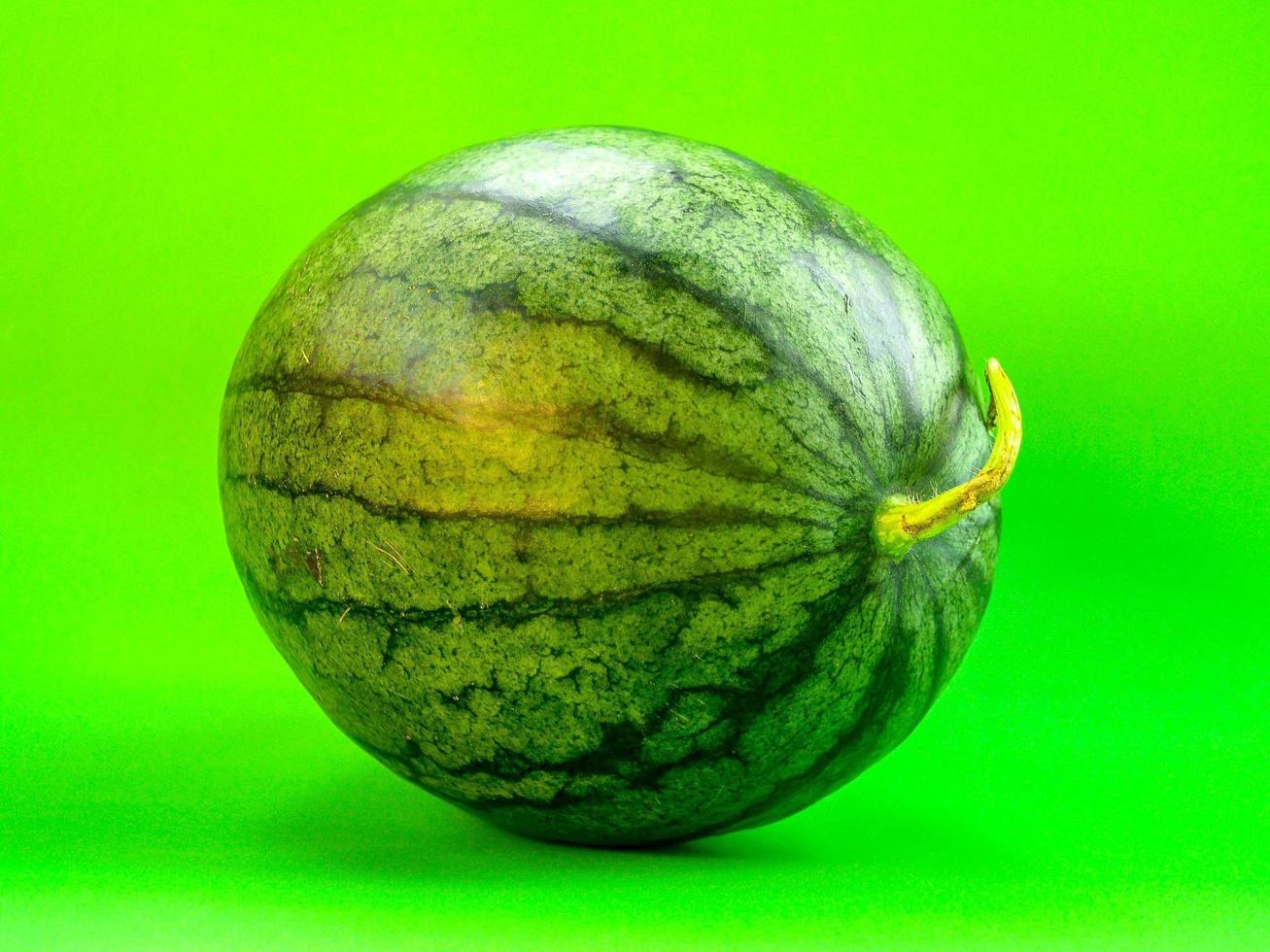 Wassermelone auf grünem Hintergrund foto