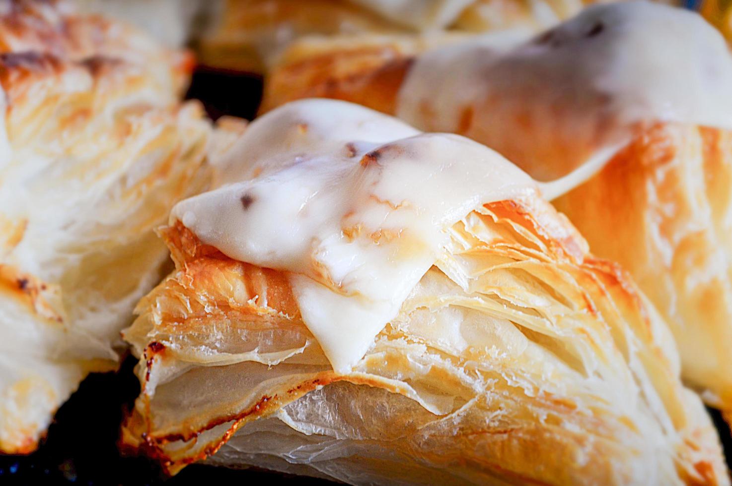 Nahaufnahme von Käsekuchen mit Blätterteig foto