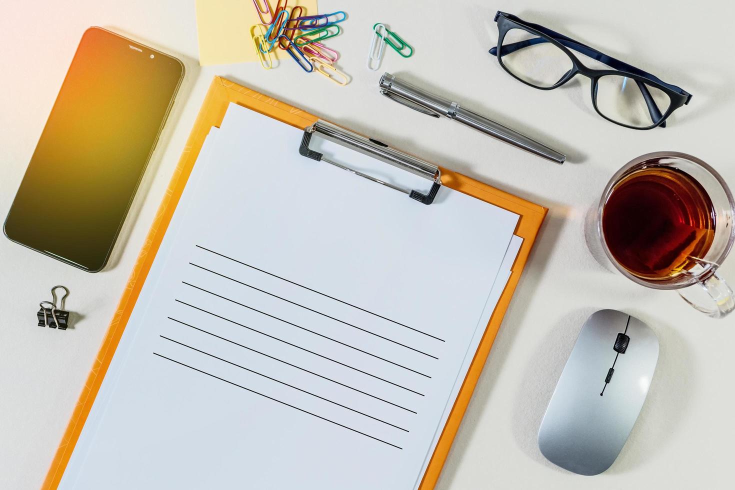 Zwischenablage für Büroordner mit weißem Papier für Beschriftung und Büromaterial auf dem Schreibtisch foto