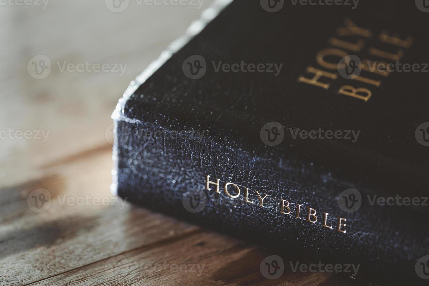 heilig Bibel Buch zum Bildung auf hölzern Tabelle mit Hintergrund. Christian katholisch mit evangelisch Anbetung und beten im Kirche. Konzept von Lernen Über Vertrauen Gott und Religion, Jesus spirituell. foto