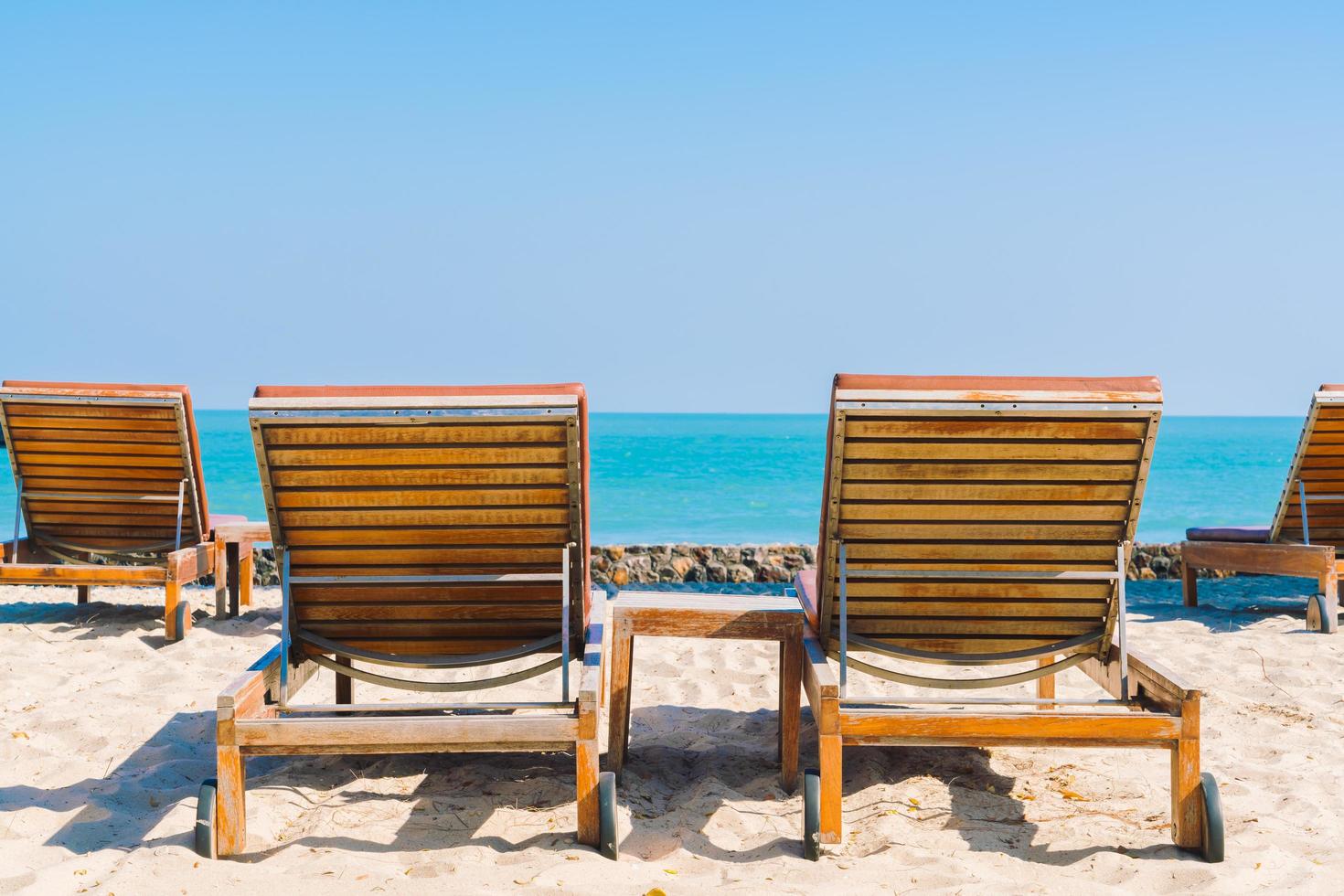 Liegen am Strand foto