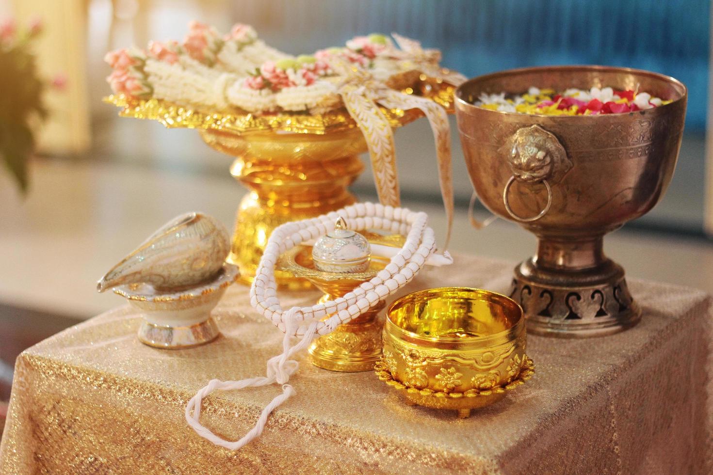 Muschel Schale auf glod Tablett und Blume Girlanden auf ein Gold Tablett Dekoration auf Gold Schüssel zum thailändisch Engagement zeremonie.thai Hochzeit Kultur Tradition foto