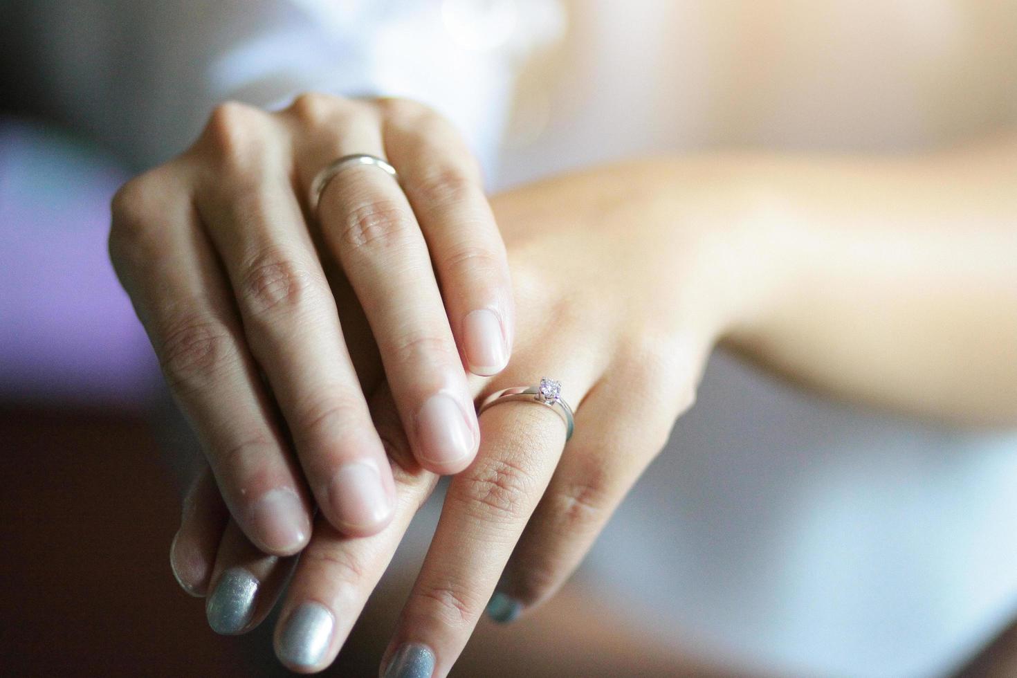 Bräutigam Hände halten Braut Hände mit Hochzeit Ring im thailändisch Hochzeit Zeremonie traditionell. foto