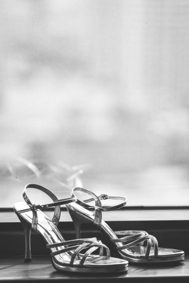 Braut Schuhe im Hochzeit Zeremonie auf das Glas Fenster foto