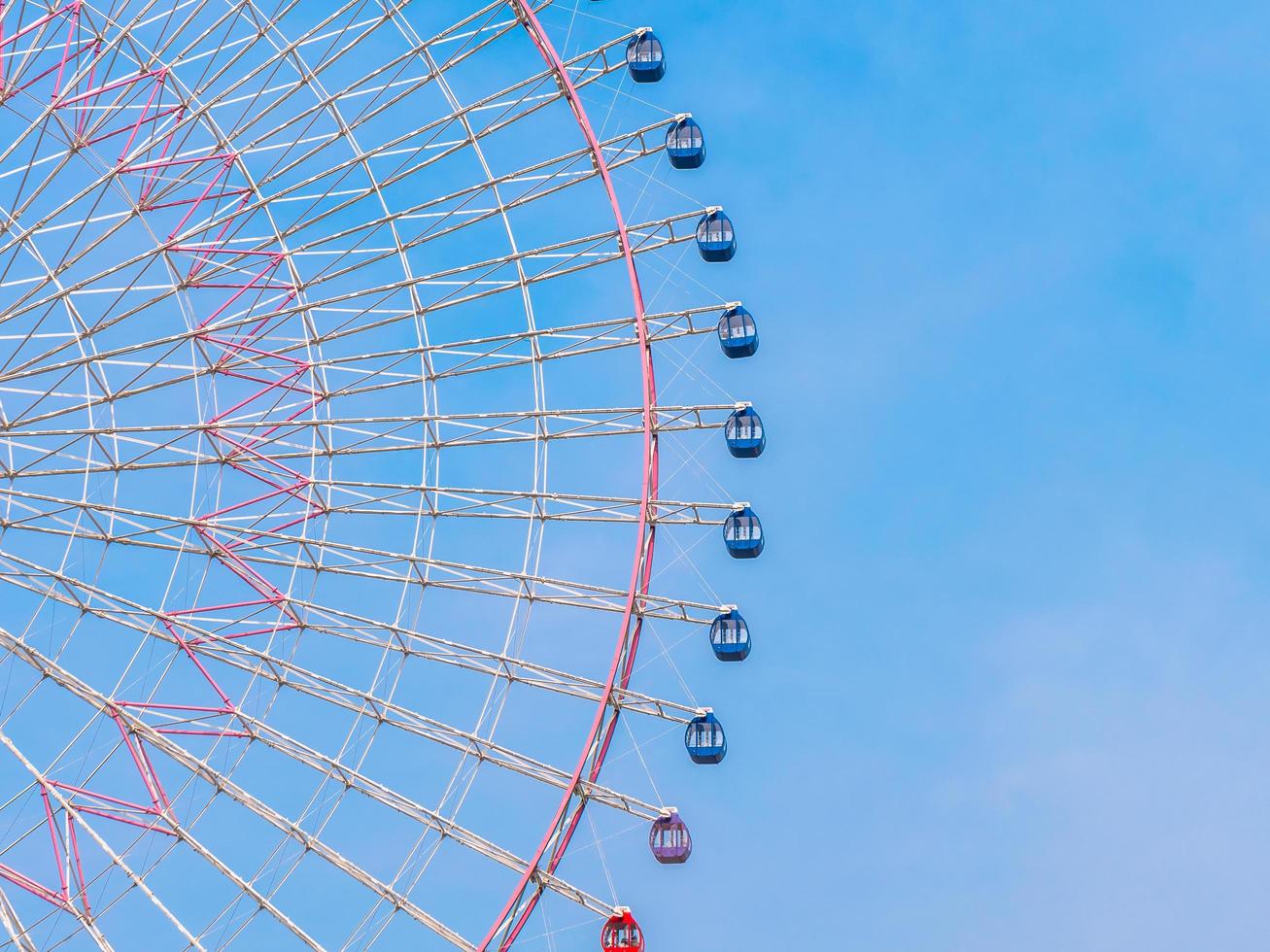 Riesenrad im Park mit blauem Himmel Hintergrund foto