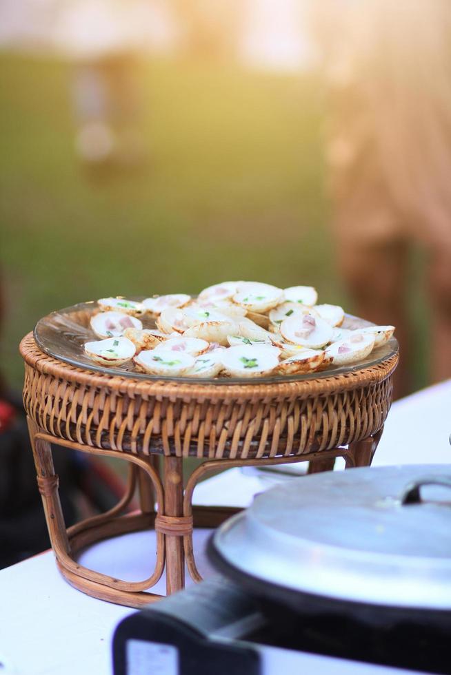 kanom krok ist thailändisch Süss Dessert und Bohnenkraut gegrillt Kokosreis heiße Kuchen im Korb. foto