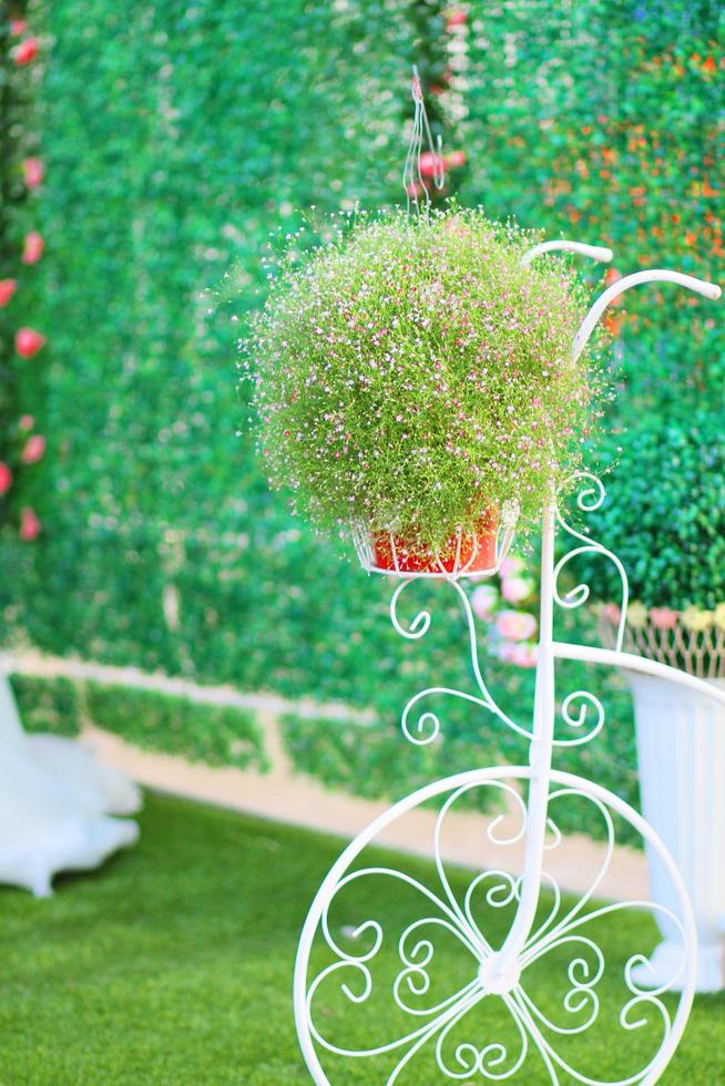 schön Blumen Strauß Weiß Eisen Fahrrad simulieren Jahrgang schmücken im Hochzeit Zeremonie foto