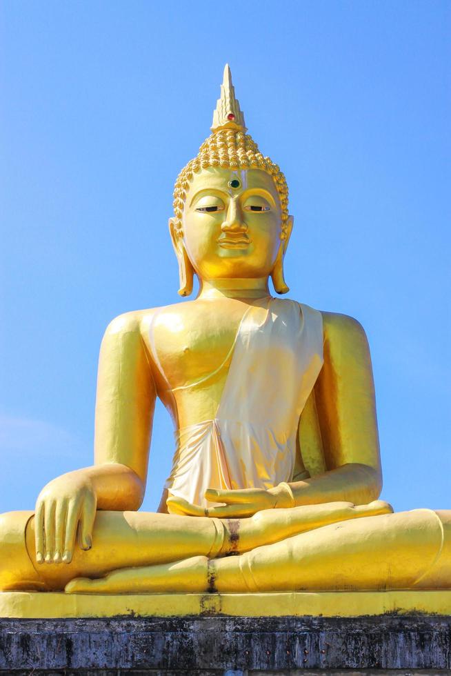 golden Buddha Statue und das alt Pagode beim uralt Tempel, Thailand foto