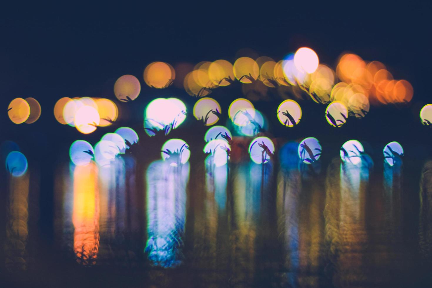 schön Nacht Licht mit Bokeh verschwommen auf Fluss und Reflex im Wasser bunt feiern Hintergrund foto