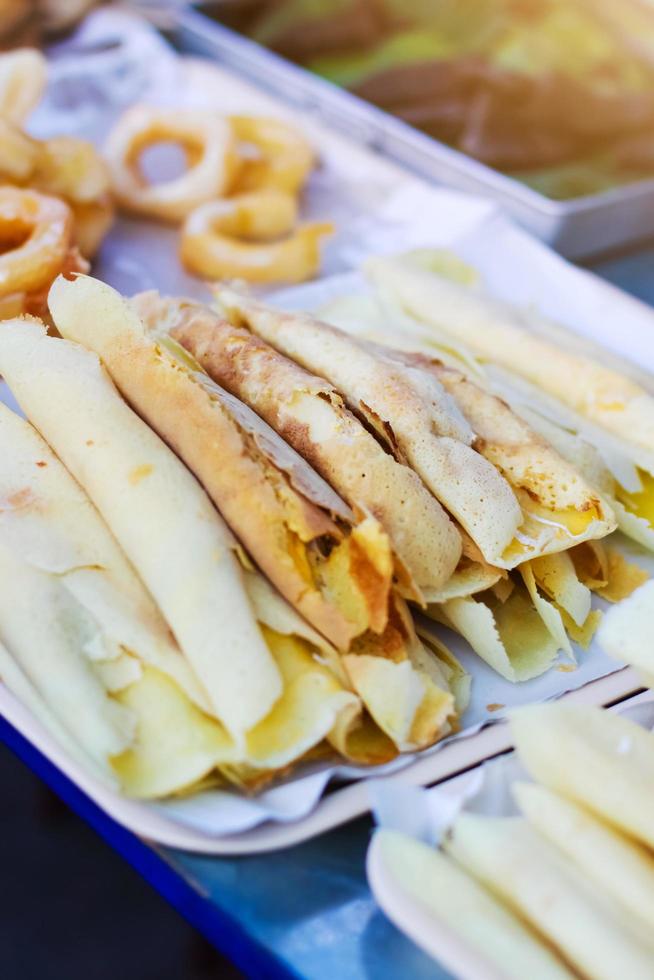 thailändisch Süss Nachtisch. thailändisch Kokosnuss Crepes auf Tablett im lokal Markt foto