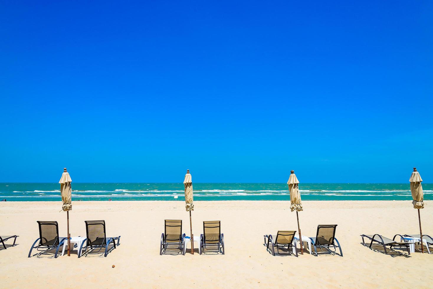 Sonnenschirme und Stühle am Strand foto