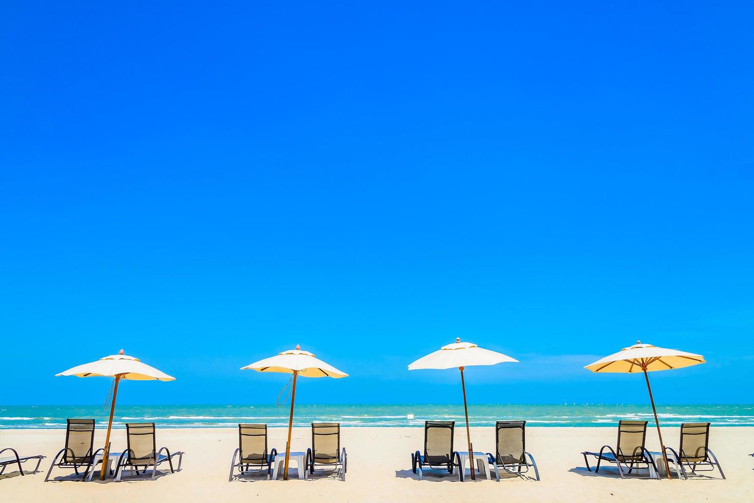 Sonnenschirme und Stühle am Strand foto