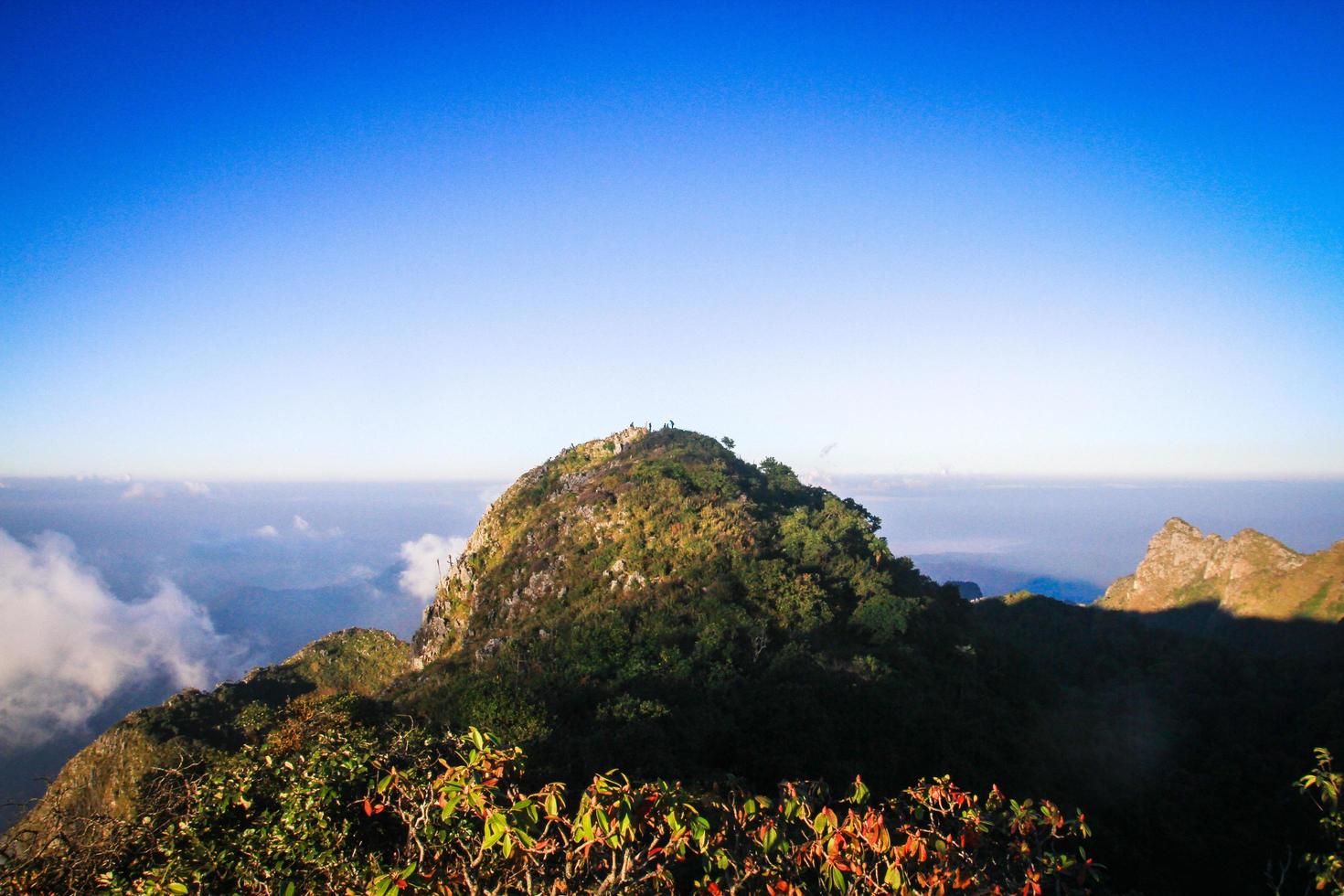 Sonnenaufgang im Morgen mit Himmel und Wolke auf das Kalkstein Berg. Sonnenstrahl mit Nebel und Nebel Startseite das Urwald Hügel im Thailand foto