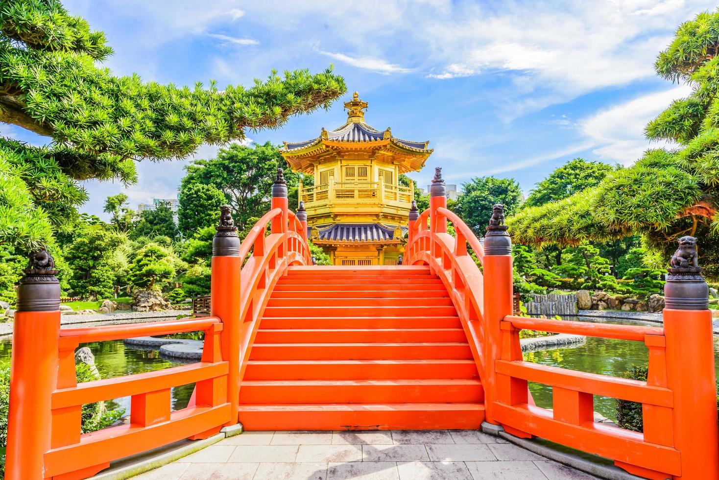 Gold chinesischer Pavillon in Hongkong, China foto