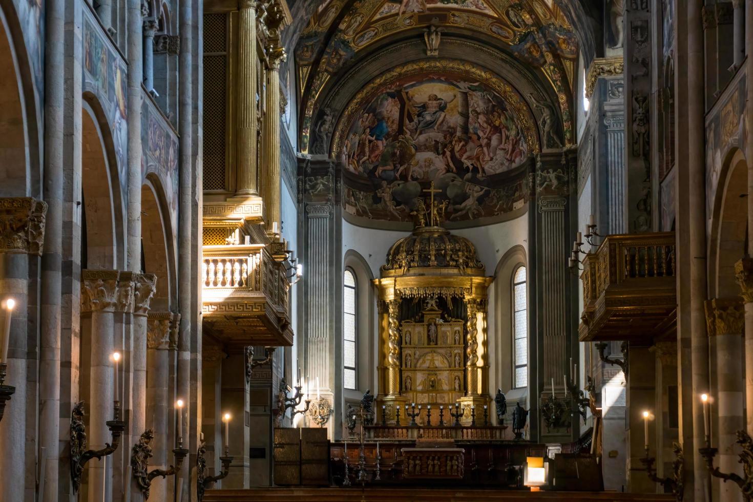 parma, italien-april 3, 2022-Ansicht von das Innerhalb von das Parma Kathedrale mit mit es ist schön Fresken foto