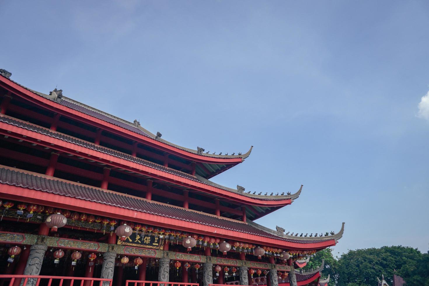 Chinesisch Tempel mit Wächter Statue wann Chinesisch Neu Jahr Feier. das Foto ist geeignet zu verwenden zum Chinesisch Neu Jahr, Mond- Neu Jahr Hintergrund und Inhalt Medien.