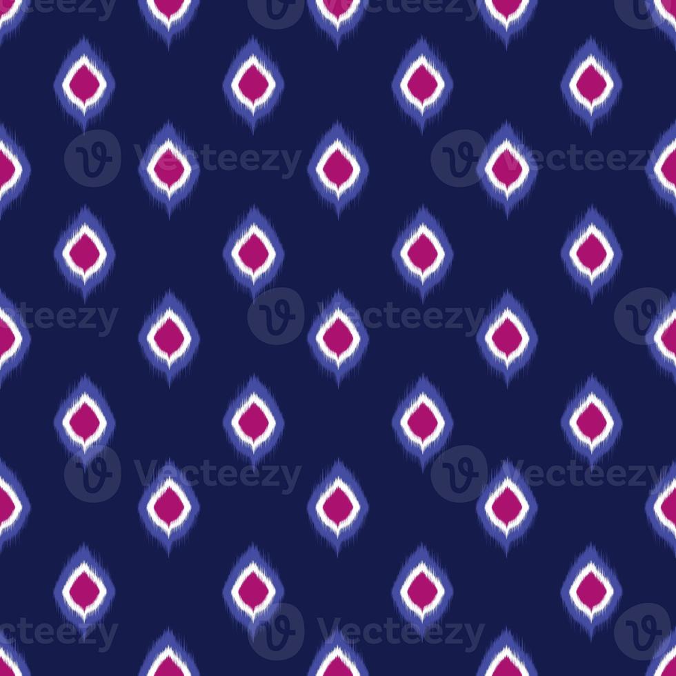 Ikat geometrisch Folklore Ornament. Stammes- ethnisch Textur. nahtlos gestreift Muster im aztekisch Stil. Zahl Stammes- Stickerei. indisch, skandinavisch, Gyp sy, Mexikaner, Volk Muster. nahtlos Muster Stoff foto