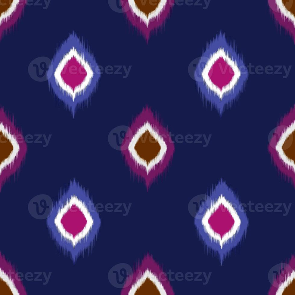 Ikat geometrisch Folklore Ornament. Stammes- ethnisch Textur. nahtlos gestreift Muster im aztekisch Stil. Zahl Stammes- Stickerei. indisch, skandinavisch, Gyp sy, Mexikaner, Volk Muster. nahtlos Muster Stoff foto