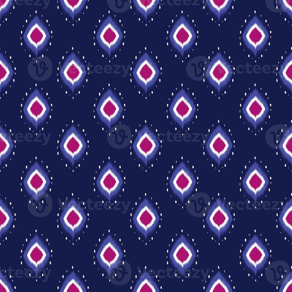 Ikat geometrisch Folklore Ornament. Stammes- ethnisch Textur. nahtlos gestreift Muster im aztekisch Stil. Zahl Stammes- Stickerei. indisch, skandinavisch, Gyp sy, Mexikaner, Volk Muster.nahtlos Muster Stoff foto