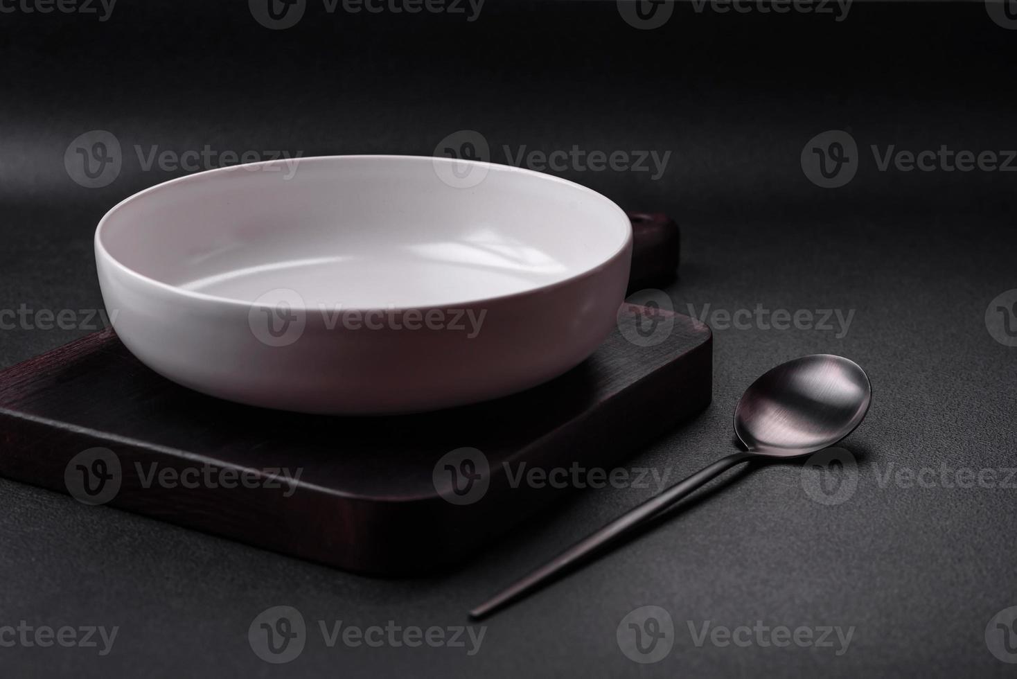 Weiß leeren Suppe Schüssel auf ein dunkel Beton Hintergrund foto